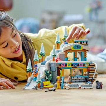 LEGO® Friends Kayak Pisti ve Kafe 41756-9 Yaş ve Üzeri Çocuklar için Yaratıcı Oyun Aksesuarları, 3 Mini Oyuncak Bebek ve Oyuncak Köpek İçeren Yaratıcı Oyuncak Yapım Seti (980 Parça)