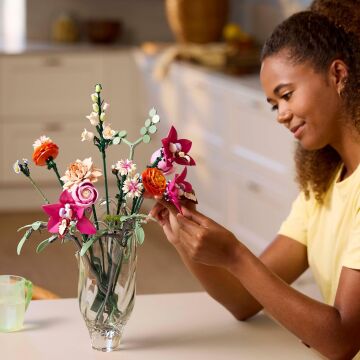 LEGO Botanicals 10342 – Yetişkinler için Gül, Papatya, Peygamber Çiçeği, Okaliptüs, Mürver Çiçeği, Düğün Çiçeği, Orkide, Yıldız Çiçeği ve Çan Çiçeği İçeren Çiçek Yapım Seti, Hediye Fikri (749 Parça)