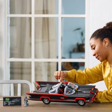 LEGO DC Batman: Klasik TV Dizisi Batmobile 76328 - Yetişkin Süper Kahraman Hayranları için Koleksiyonluk Yapım Seti (1822 Parça)