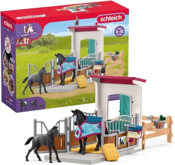 Schleich Horse Club — 34 Parça Stall Oyun Seti, Kısrak ve Tay Figürinli Kararlı Oyun Seti Uzantısı, 5 Yaş ve Üzeri Kız ve Erkek Çocuklar için Oyuncaklar