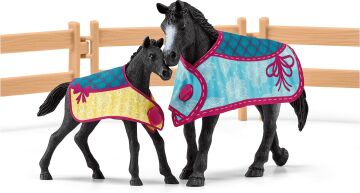 Schleich Horse Club — 34 Parça Stall Oyun Seti, Kısrak ve Tay Figürinli Kararlı Oyun Seti Uzantısı, 5 Yaş ve Üzeri Kız ve Erkek Çocuklar için Oyuncaklar