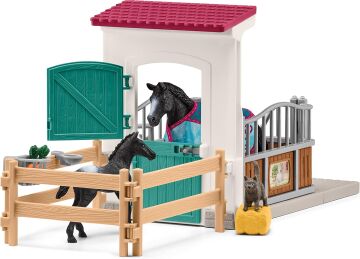 Schleich Horse Club — 34 Parça Stall Oyun Seti, Kısrak ve Tay Figürinli Kararlı Oyun Seti Uzantısı, 5 Yaş ve Üzeri Kız ve Erkek Çocuklar için Oyuncaklar