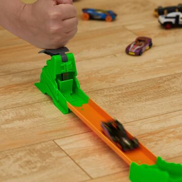 Hot WHeeLS Track Builder Heyecanlı Atlayış Akrobasi Seti