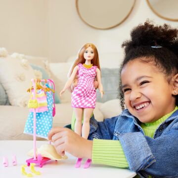 Barbie'nin Kıyafet ve Aksesuar Askısı Oyun Seti