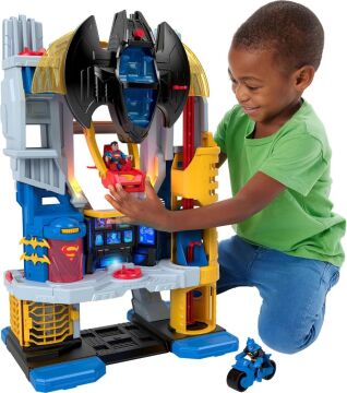 IMAGINEXT DC Super Friends - Batman ve Süpermen figürleri, Batwing uçağı ve itmek için Batcycle ile üstün merkez - 3 ila 8 yaş arası çocuklar için oyun seti, HNW08, Çok renkli