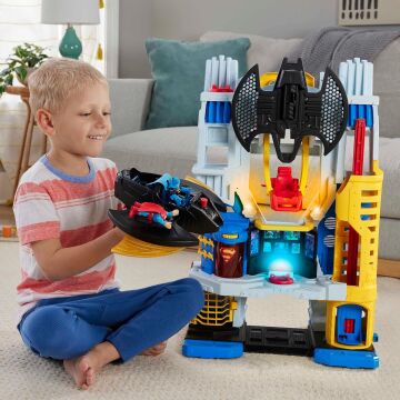 IMAGINEXT DC Super Friends - Batman ve Süpermen figürleri, Batwing uçağı ve itmek için Batcycle ile üstün merkez - 3 ila 8 yaş arası çocuklar için oyun seti, HNW08, Çok renkli