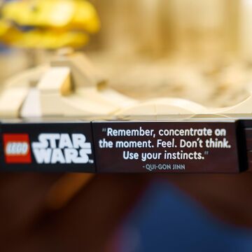 LEGO Star Wars: Gizli Tehlike Mos Espa Pod Yarışı Dioraması 75380 Star Wars Seven Yetişkinler için Koleksiyonluk Yaratıcı Model Yapım Seti (718 Parça)