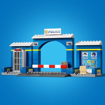 LEGO 4 Yaş ve Üzeri Çocuklar için City Polis Merkezi Takibi 60370 Oyuncak Yapım Seti (172 Parça)