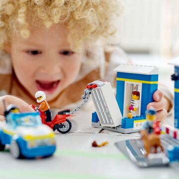 LEGO 4 Yaş ve Üzeri Çocuklar için City Polis Merkezi Takibi 60370 Oyuncak Yapım Seti (172 Parça)