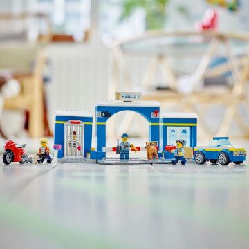 LEGO 4 Yaş ve Üzeri Çocuklar için City Polis Merkezi Takibi 60370 Oyuncak Yapım Seti (172 Parça)