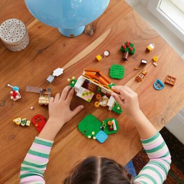 LEGO® Animal Crossing™ Isabelle Ev Ziyaretinde 77049-6 Yaş ve Üzeri Çocuklar için İnşa Edilebilen Yaratıcı Oyuncak Yapım Seti (389 Parça)