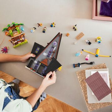 LEGO Despicable Me 4 Minyonlar ve Gru'nun Aile Köşkü 75583 8 Yaş ve Üzeri Çocuklar İçin Yaratıcı Oyuncak Model Yapım Seti (868 Parça)