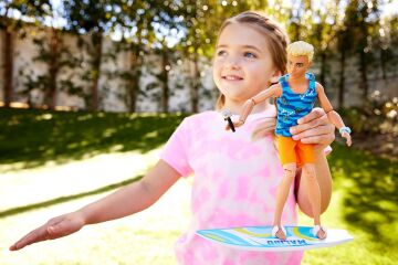 Mattel Barbie Ken Sörf Yapıyor Oyun Seti HPT50