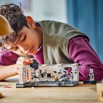 LEGO Star Wars Tantive IV’e Biniş 75387-8 Yaş ve Üzeri Star Wars Sevenler için İnşa Edilebilen Yaratıcı Oyuncak Yapım Seti (502 Parça)