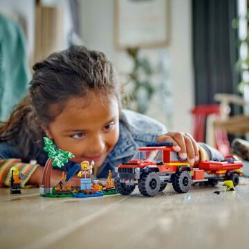 LEGO City 4x4 Kurtarma Botlu İtfaiye Kamyonu 60412-5 Yaş ve Üzeri Çocuklar için Kamp Çadırı ve İtfaiyeci Minifigürü İçeren Yaratıcı Oyuncak Yapım Seti (301 Parça)