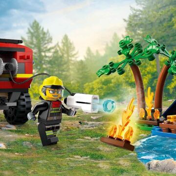 LEGO City 4x4 Kurtarma Botlu İtfaiye Kamyonu 60412-5 Yaş ve Üzeri Çocuklar için Kamp Çadırı ve İtfaiyeci Minifigürü İçeren Yaratıcı Oyuncak Yapım Seti (301 Parça)
