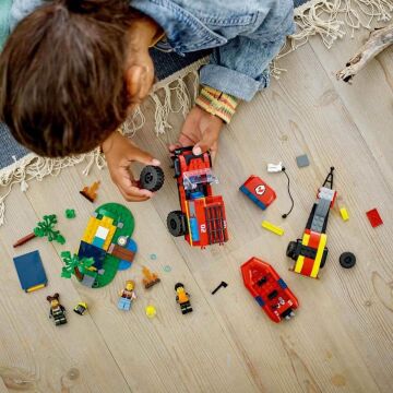 LEGO City 4x4 Kurtarma Botlu İtfaiye Kamyonu 60412-5 Yaş ve Üzeri Çocuklar için Kamp Çadırı ve İtfaiyeci Minifigürü İçeren Yaratıcı Oyuncak Yapım Seti (301 Parça)