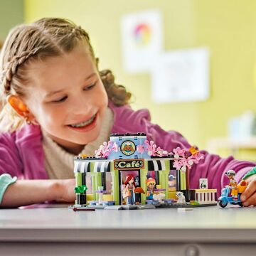 LEGO Friends Heartlake City Kafe’si 42618-6 Yaş ve Üzeri Çocuklar Pastane Oyuncağı İçeren Yaratıcı Oyuncak Yapım Seti (426 Parça)