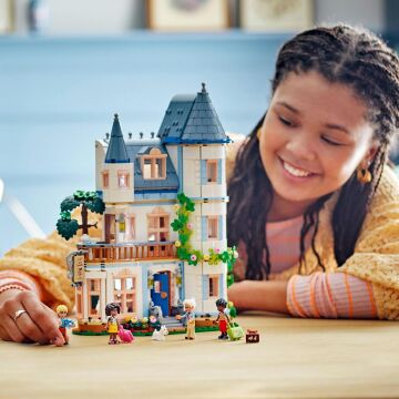 LEGO Friends Kale Pansiyon 42638-12 Yaş ve Üzeri İçin Otel İçeren Yaratıcı Oyuncak Yapım Seti (1311 Parça)