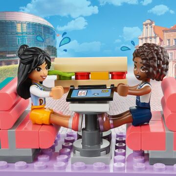 LEGO® Friends Heartlake Şehir Merkezi Restoranı 41728 6 Yaş ve Üzeri için Liann, Aliya ve Charli Mini Bebeklerini İçeren Oyuncak Yapım Seti (346 Parça)
