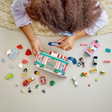 LEGO® Friends Heartlake Şehir Merkezi Restoranı 41728 6 Yaş ve Üzeri için Liann, Aliya ve Charli Mini Bebeklerini İçeren Oyuncak Yapım Seti (346 Parça)