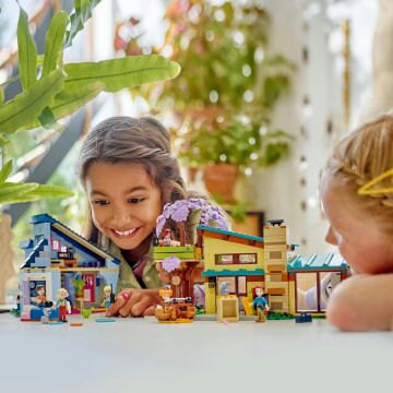 LEGO Friends Olly ve Paisley'nin Aile Evleri 42620-7 Yaş ve Üzeri Çocuklar için 5 Minifigür İçeren Yaratıcı Oyuncak Yapım Seti (1126 Parça)