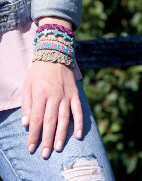 Friendship Bracelets All Grown Up: Hemp, Floss, and Other Boho Chic Designs to Make