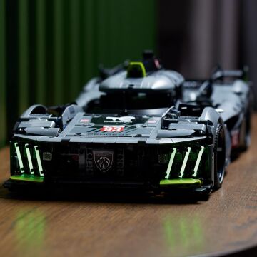LEGO Technic PEUGEOT 9X8 24H Le Mans Hybrid Hypercar 42156
