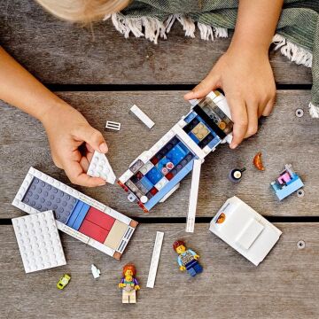 LEGO City Tatilci Karavanı 60283 - 5 Yaş ve Üzeri Çocuklar İçin 2 Minifigür İçeren Yaratıcı Oyuncak Yapım Seti (190 Parça)