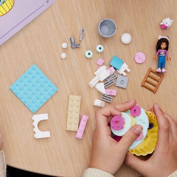 LEGO® Gabby's Dollhouse Kekedi ile Pasta Eğlencesi 10785-4 Yaş ve Üzeri Gabby's Dollhouse Hayranları için Küçük Oyuncak Mutfak İçeren Yaratıcı Oyuncak Yapım Seti (58 Parça)
