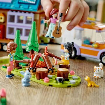 LEGO® Friends Mobil Küçük Ev 41735-7 Yaş ve Üzeri Çocuklar için 3 Mini Bebek ve Evcil Hayvan Karakterleri İçeren Yaratıcı Oyuncak Yapım Seti (785 Parça)