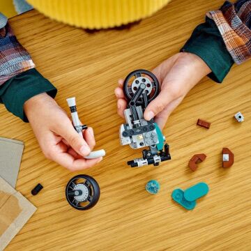 LEGO Creator Klasik Motosiklet 31135-8 Yaş ve Üzeri Çocuklar İçin Sokak Motosikleti ve Dragster Modelleri İçeren Yaratıcı Oyuncak Yapım Seti (128 Parça)