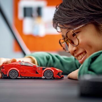 LEGO Speed Champions Ferrari 812 Competizione 76914-9 Yaş ve Üzeri Çocuklar İçin Koleksiyonluk Araba Modeli İçeren Oyuncak Yapım Seti (261 Parça)