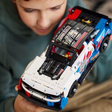LEGO Technic Nascar Yeni Nesil Chevrolet Camaro ZL1 42153-9 Yaş ve Üzeri Çocuklar İçin Yaratıcı Oyuncak Yapım Seti (672 Parça)