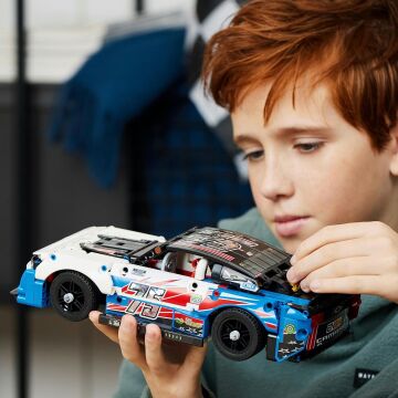 LEGO Technic Nascar Yeni Nesil Chevrolet Camaro ZL1 42153-9 Yaş ve Üzeri Çocuklar İçin Yaratıcı Oyuncak Yapım Seti (672 Parça)