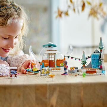 LEGO® Friends İglu Tatili Macerası 41760-8 Yaş ve Üzeri Çocuklar için 3 Mini Oyuncak Bebek ve Oyuncak Köpek İçeren Yaratıcı Oyuncak Yapım Seti (491 Parça)