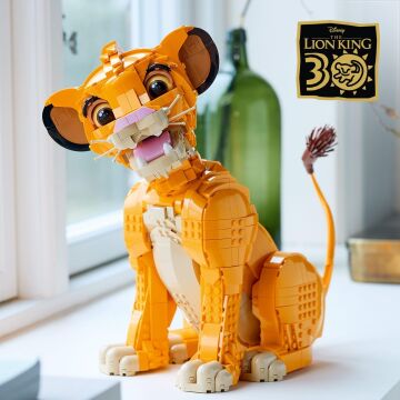 LEGO® ǀ Disney Genç Aslan Kral Simba 43247 – Yetişkinler İçin Koleksiyonluk ve Sergilenebilir Yaratıcı Hayvan Figürü Yapım Seti (1445 Parça)