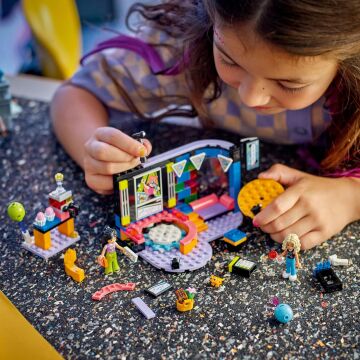 LEGO Friends Karaoke Müzik Partisi 42610-6 Yaş ve Üzeri Çocuklar için Sahne İçeren Yaratıcı Oyuncak Yapım Seti (196 Parça)