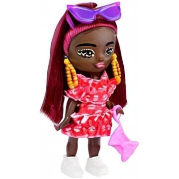 Barbie Bordo Saçlı Ekstra Mini Mini Bebek, Kırmızı Fırfır Elbise, Güneş Gözlüğü ve Aksesuarları ve Standı, 8,25 cm