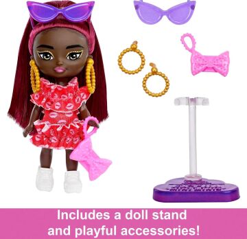 Barbie Bordo Saçlı Ekstra Mini Mini Bebek, Kırmızı Fırfır Elbise, Güneş Gözlüğü ve Aksesuarları ve Standı, 8,25 cm