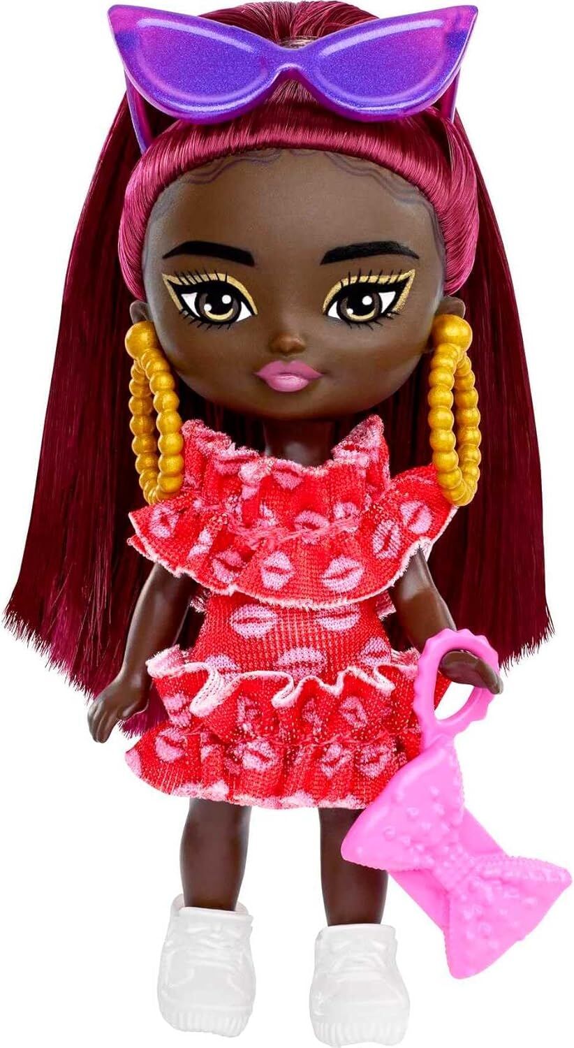 Barbie Bordo Saçlı Ekstra Mini Mini Bebek, Kırmızı Fırfır Elbise, Güneş Gözlüğü ve Aksesuarları ve Standı, 8,25 cm