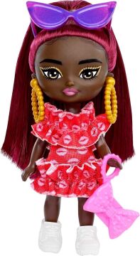 Barbie Bordo Saçlı Ekstra Mini Mini Bebek, Kırmızı Fırfır Elbise, Güneş Gözlüğü ve Aksesuarları ve Standı, 8,25 cm