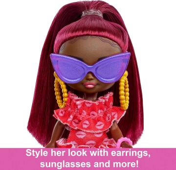 Barbie Bordo Saçlı Ekstra Mini Mini Bebek, Kırmızı Fırfır Elbise, Güneş Gözlüğü ve Aksesuarları ve Standı, 8,25 cm
