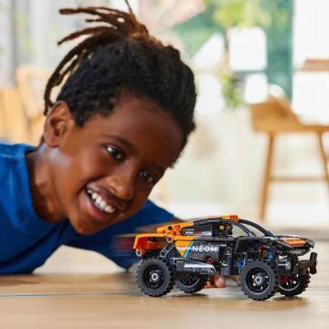LEGO Technic NEOM McLaren Extreme E Race Car 42166-7 Yaş ve Üzeri Yarış Arabası Seven Çocuklar için Koleksiyonluk Yaratıcı Oyuncak Model Yapım Seti (252 Parça)