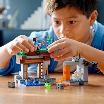 LEGO City Minecraft Terk Edilmiş Maden 21166-7 Yaş ve Üzeri Macera Oyunu Seven Çocuklar İçin Oyuncak Örümcek İçeren Yaratıcı Oyuncak Yapım Seti (248 Parça)