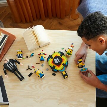 LEGO Despicable Me 4 Yapım Parçalarından Gru ve Minyonlar 75582 9 Yaş ve Üzeri Çocuklar İçin Yaratıcı Oyuncak Model Yapım Seti (839 Parça)