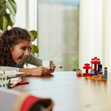 LEGO Minecraft Nether Geçidi Pususu 21255-8 Yaş ve Üzeri Macera Oyunları Seven Çocuklar İçin Yaratıcı Oyuncak Yapım Seti (352 Parça)