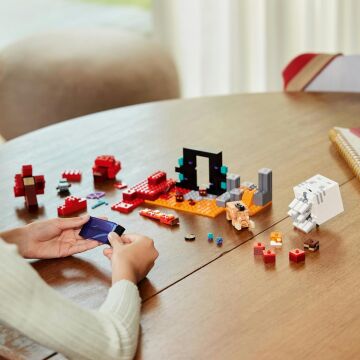 LEGO Minecraft Nether Geçidi Pususu 21255-8 Yaş ve Üzeri Macera Oyunları Seven Çocuklar İçin Yaratıcı Oyuncak Yapım Seti (352 Parça)