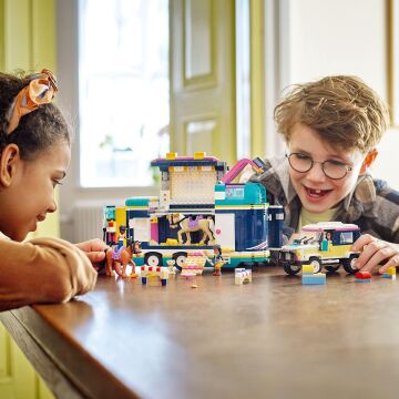 LEGO® Friends At Gösterisi Römorku 41722-8 Yaş ve Üzeri Çocuklar için At Binme Ekipmanı İçeren Oyuncak Yapım Seti (989 Parça)