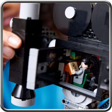 LEGO® ǀ Disney Walt Disney Hatırası Kamera 43230 - Yetişkinler için Disney’in 100. Yıl Dönümüne Özel Yaratıcı Koleksiyonluk ve Sergilenebilir Model Yapım Seti (811 Parça)